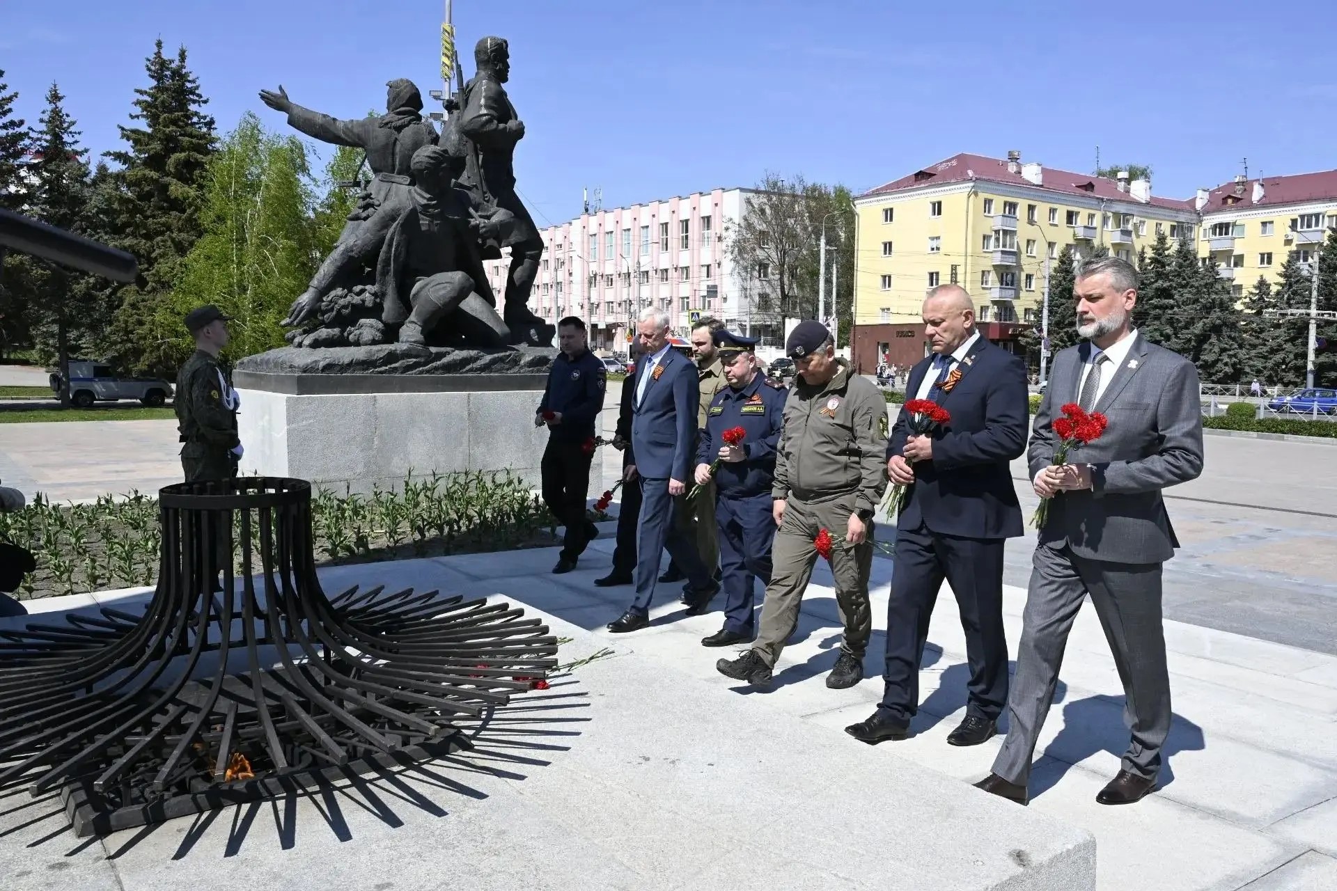 В Брянске прошло возложение цветов к Вечному огню