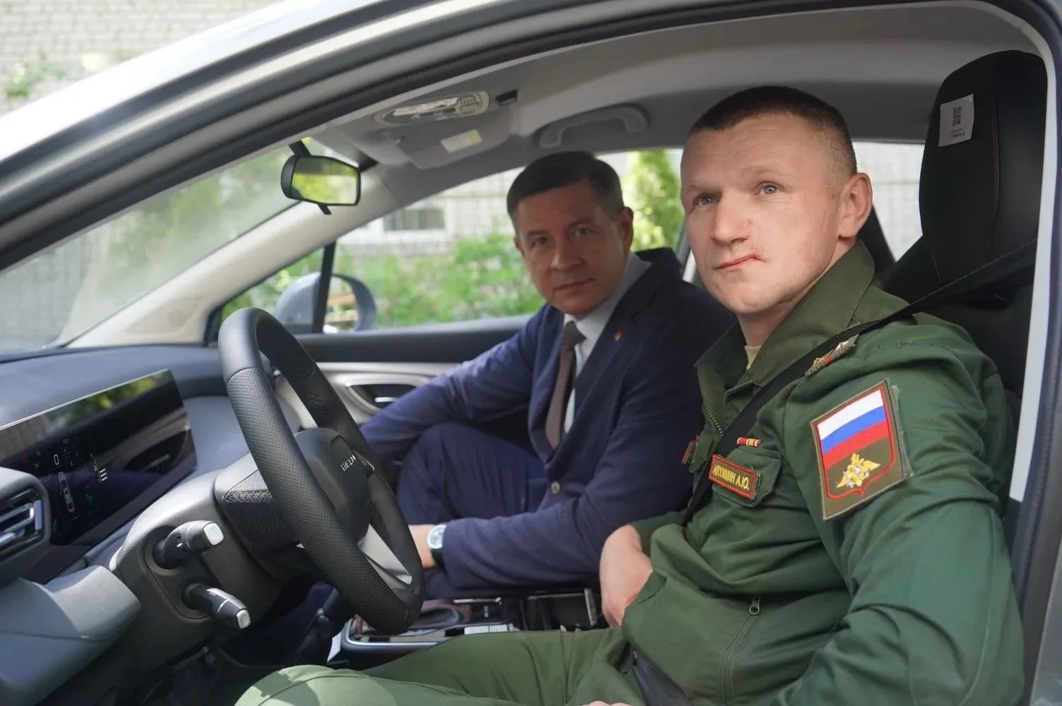 Егор Ковальчук вручил автомобиль ветерану СВО