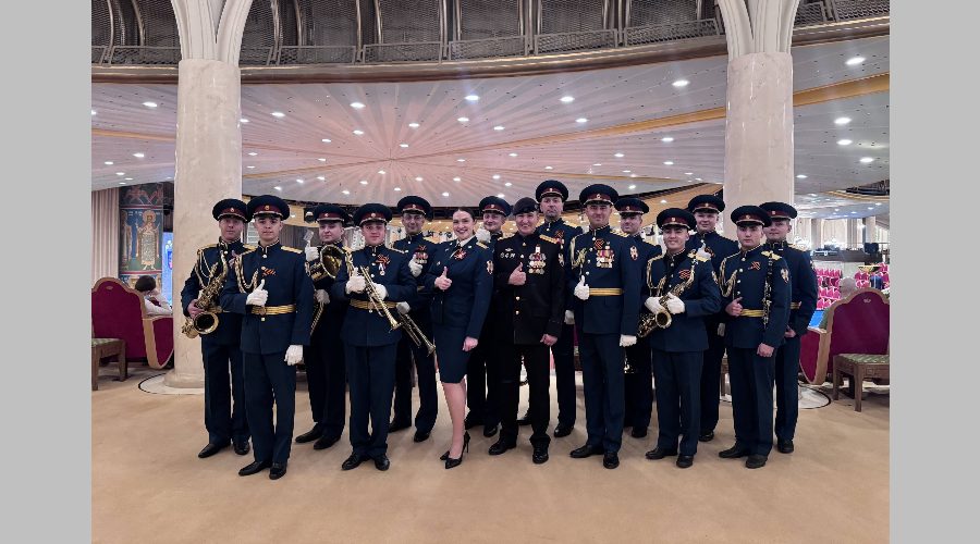Военный оркестр Росгвардии исполнил патриотические песни на юбилее Кремлёвского полка