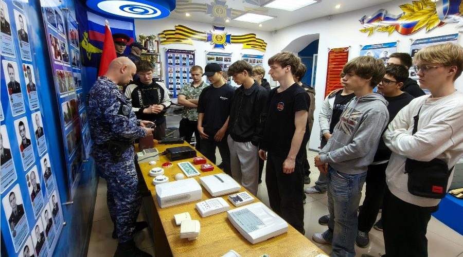 Росгвардейцы провели день открытых дверей для брянских школьников