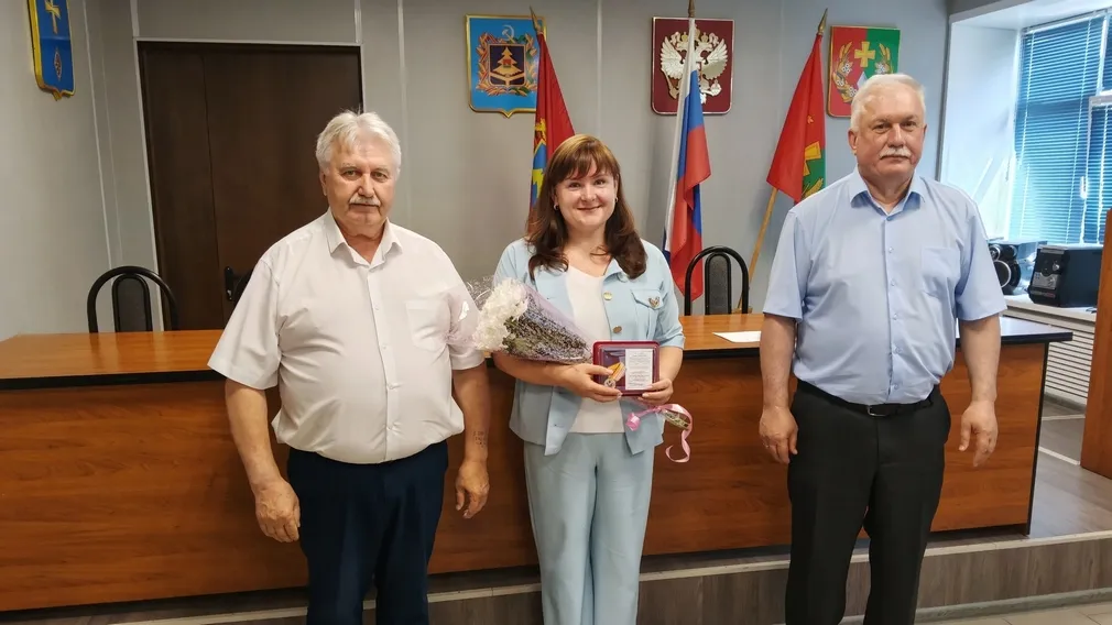 Директор Погарской торговой бызы награждена медалью Минобороны