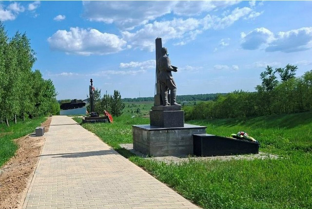 В Севске благоустраивают мемориальный комплекс «Холм Славы»