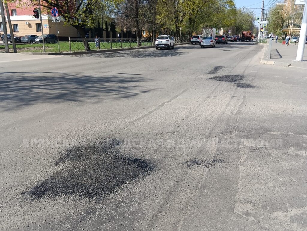 С начала года в Брянске восстановлено более 20 400 квадратных метров асфальта