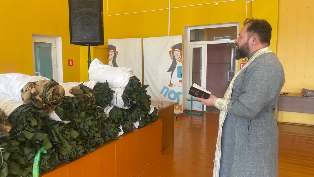 Погарские волонтеры сплели партию маскировочных сетей для бойцов СВО
