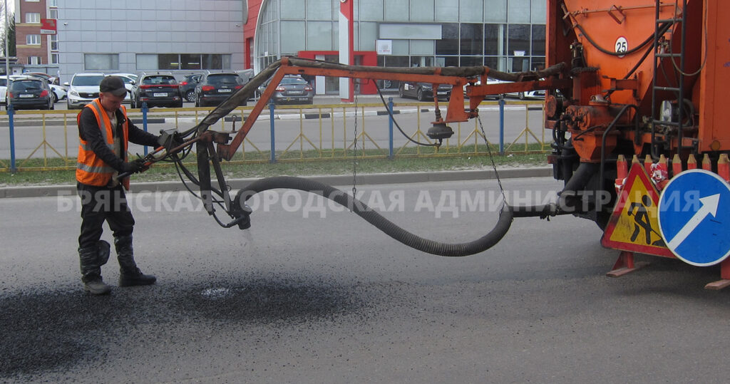С начала года в Брянске отремонтировано около 20 тысяч квадратных метров дорог