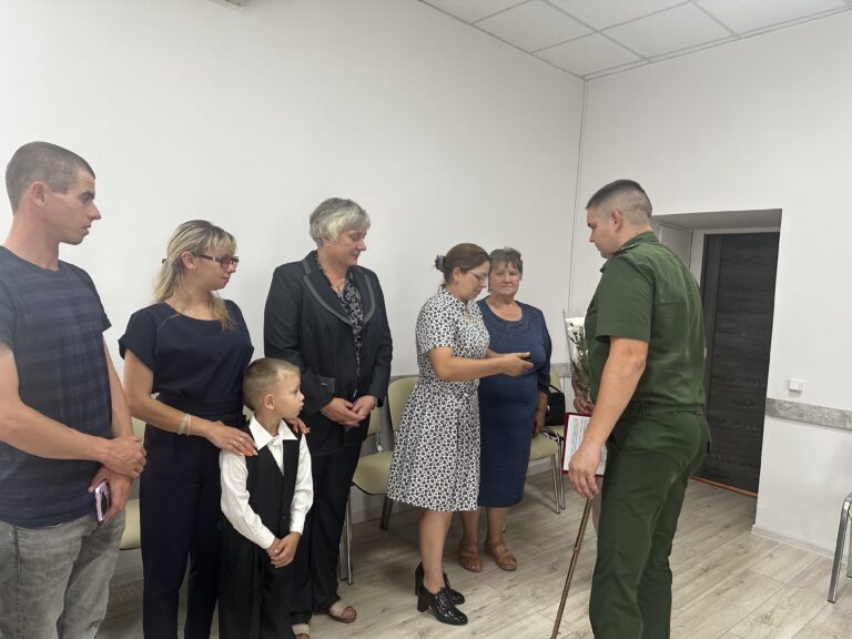 В Клинцовском районе семьям погибших героев спецоперации передали государственные награды