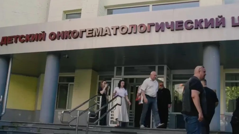 «Тележки добра» доехали до детского онкоцентра и госпиталя в Брянске