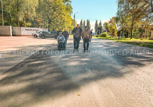 На въезде к Воинскому мемориалу по ул. Почтовой обустроена парковка