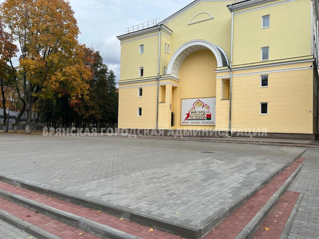 Дворец культуры железнодорожников: благоустройство территории идёт полным ходом