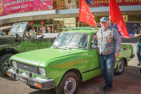 На площади Революции проходит выставка ретроавтомобилей